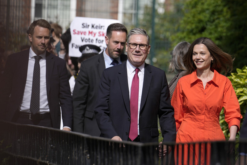 El líder del Partido Laborista, Keir Starmer, y su esposa, Victoria, llegan a un centro electoral para votar ayer el jueves, en Londres.