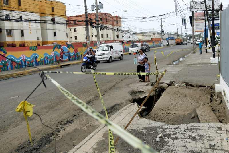 Los hoyos en la avenida Isabel Aguiar dificultan el tránsito en la parte oeste de la capital.