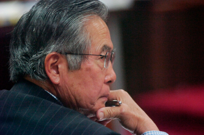 El expresidente de Perú, Alberto Fujimori, asiste a un juicio en su contra en una base policial en Lima, en diciembre de 2007. Fujimori sería beneficiado por la iniciativa.