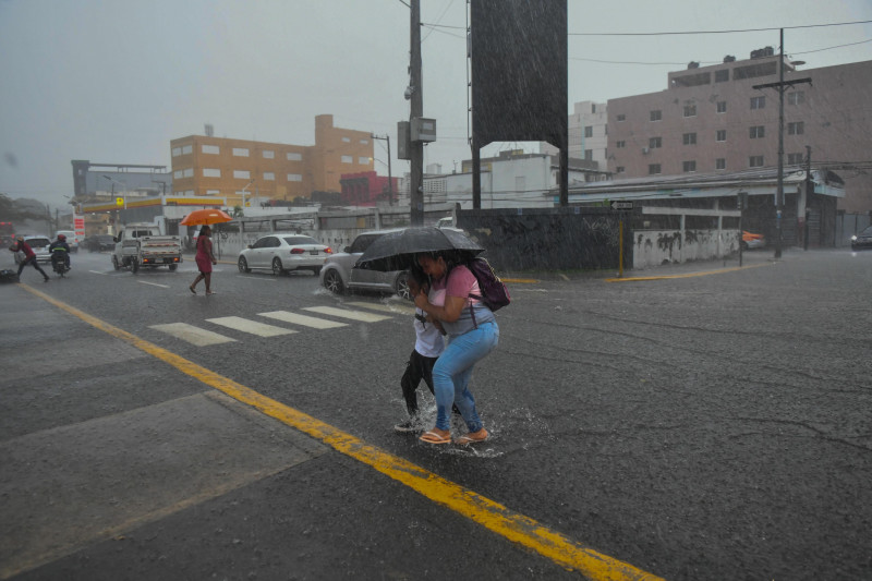 Torrenciales aguaceros inundaron la capital dominicana el jueves 4 de julio de 2024