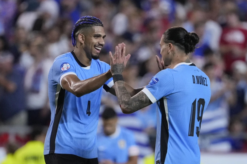 Los uruguayos Ronald Araújo (izquierda) y Darwin Núñez (derecha) celebran la victoria 1-0 ante Estados Unidos, por el Grupo C de la Copa América.