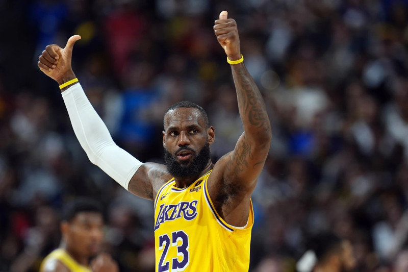 El delantero de Los Angeles Lakers, LeBron James, hace un gesto para que se le llame en la segunda mitad del quinto partido de la serie de playoffs de primera ronda de la NBA contra los Denver Nuggets.