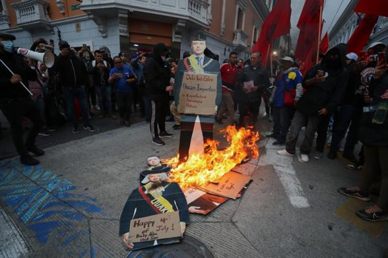 Manifestantes queman una imagen del presidente de Ecuador, Daniel Noboa, en una protesta contra su Gobierno este jueves, en Quito (Ecuador). Sindicatos de Ecuador protestaron contra las medidas económicas del Gobierno de Noboa, especialmente por el aumento en el aumento del precio de las gasolinas de mayor consumo al reducir los subsidios a estos combustibles.