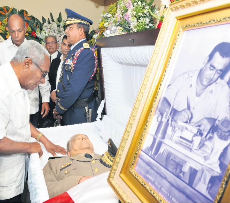 Los restos del general retirado Elías Wessin y Wessin fueron expuestos en la Funeraria Blandino donde acudieron cientos personas para dar las condolencias a sus familiares.