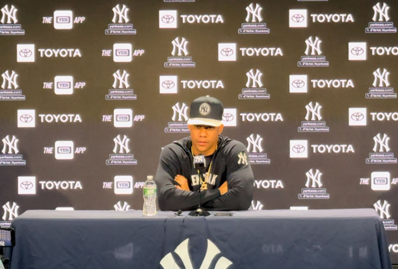 Juan Soto responde preguntas de los periodistas durante rueda de prensa en el Yankee Stadium.