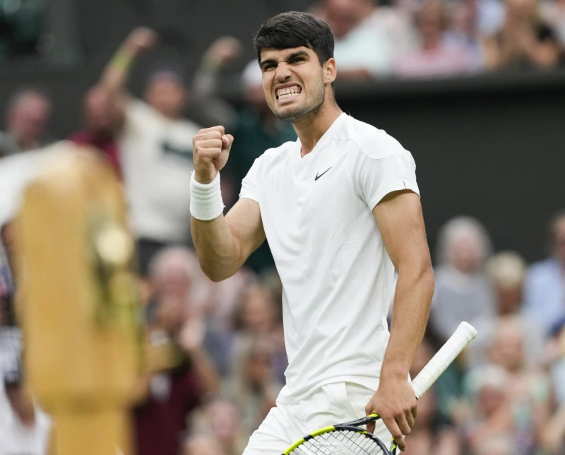 El español Carlos Alcaraz reacciona tras ganar un punto ante el estadounidense Francis Tiafoe durante su partido de tercera ronda en el campeonato de tenis de Wimbledon en Londres.