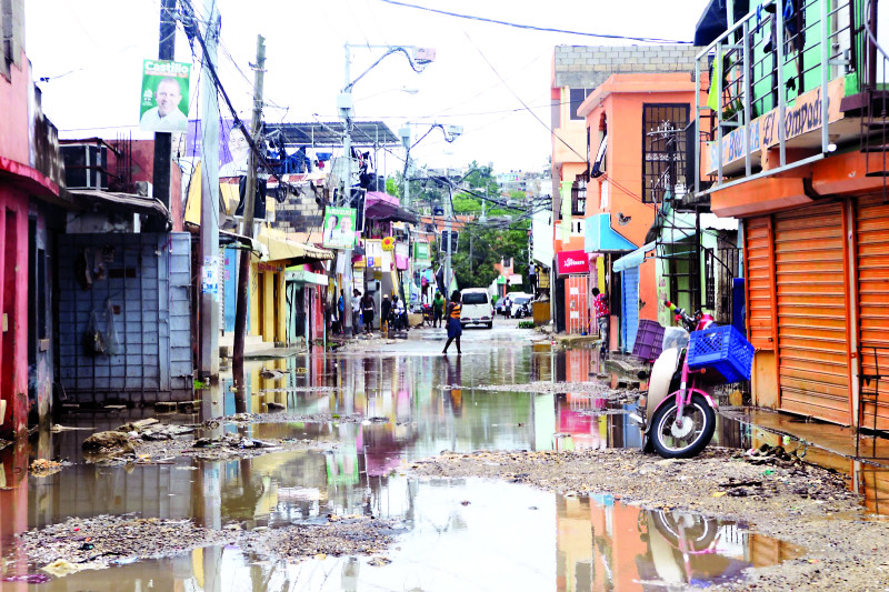 Las lluvias que provocó el huracán Beryl dejaron gran parte de los barrios de Santo Domingo Norte inundados por la falta de asfalto y drenajes en sus calles.