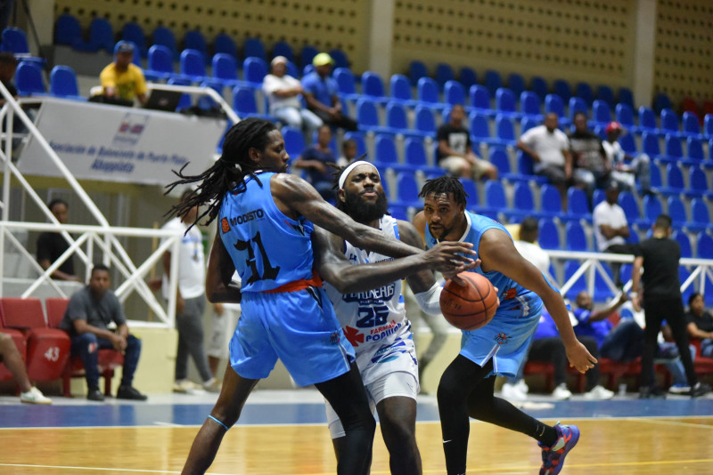 Rakeen Cristmas, de los Marineros, recibe una falta de Miguel Evangelista, de los Titanes, durante el partido del viernes en la LNB.