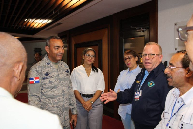 El Comandante General de la FARD, mayor general Carlos Febrillet Rodríguez, junto a su esposa Mencía Ortiz de Febrillet, y el  general Floreal Suárez Martínez, del CESAC.