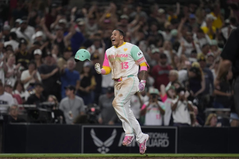 El dominicano Manny Machado, de los Padres de San Diego, festeja luego de conectar un jonrón de dos carreras en el noveno inning del juego ante los Diamondbacks de Arizona.