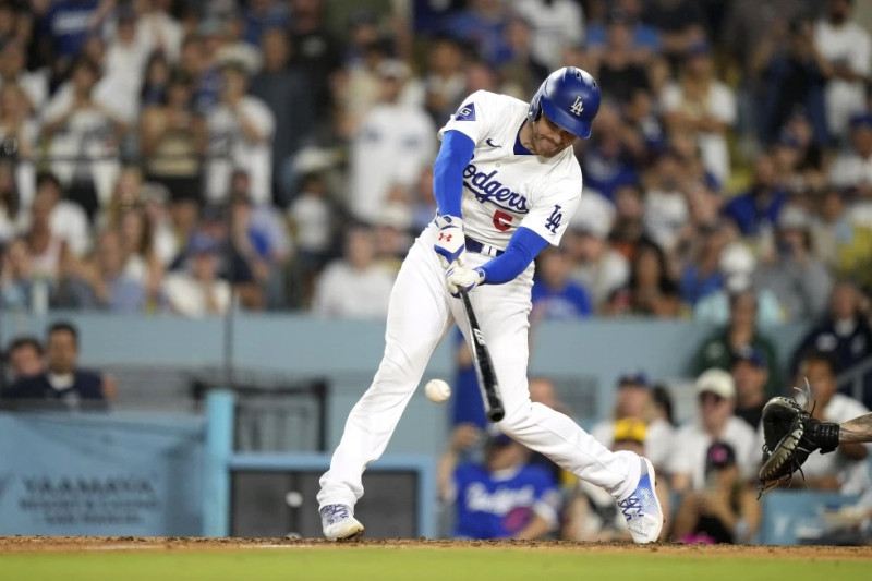 Freddie Freeman, de los Dodgers de Los Ángeles, batea un sencillo de dos carreras en el juego ante los Cerveceros de Milwaukee.