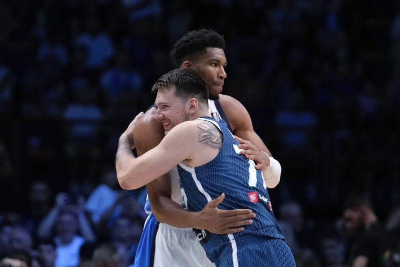 Giannis Antetokounmpo abraza a Luka Doncic luego de la victoria de Grecia sobre Eslovenia.