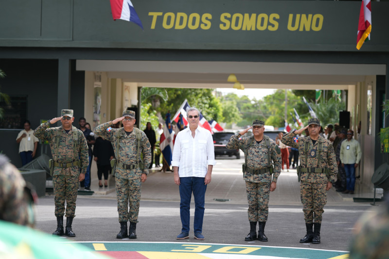 Presidente Luis Abinader encabezando inauguración de las remodelaciones realizadas en la fortaleza militar de San Pedro de Macorís.