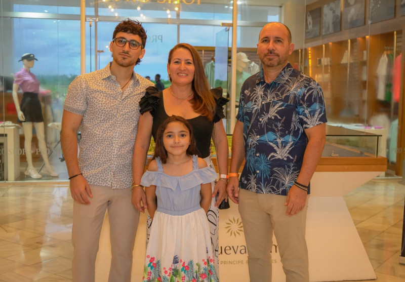 Pedro Luis Nodarse, Mayrin Nodarse, Camila Cortegaza y Kevin Cortegaza.