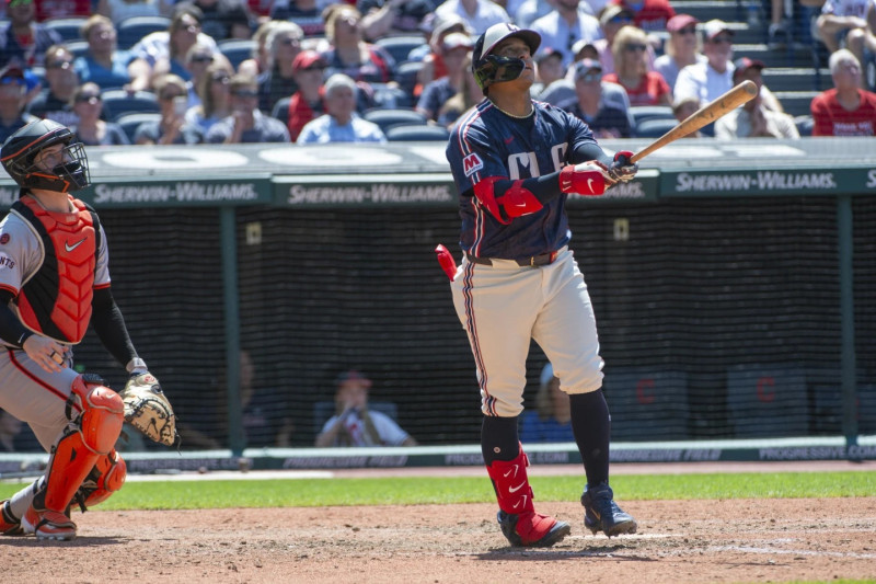 Bo Naylor observa a su jonrón de tres carreras ante el relevista de los San Francisco Giants, Sean Hjelle.