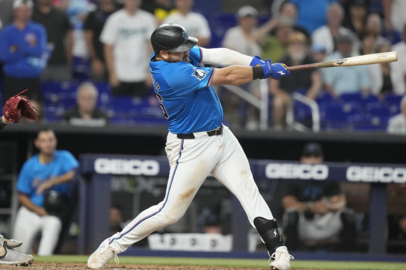 Jake Burger, de los Marlins de Miami, pega un jonrón de tres carreras durante la novena entrada de un partido de béisbol contra las Medias Blancas de Chicago.