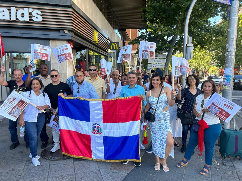 Dominicanos en Madrid protestan contra el aumento de las tasas consulares y servicios en Europa