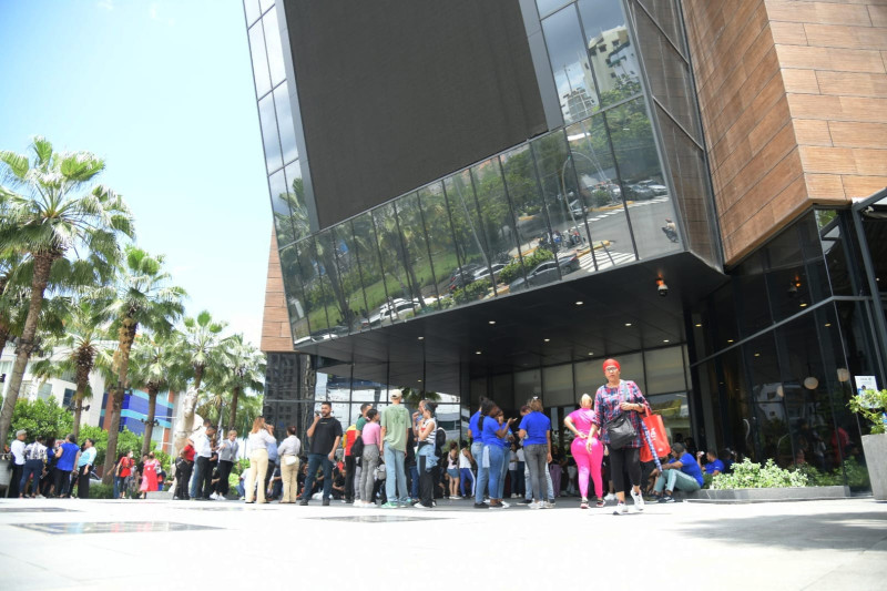 Personas esperan en las afueras de Downtown Center tras ser evacuadas este lunes.