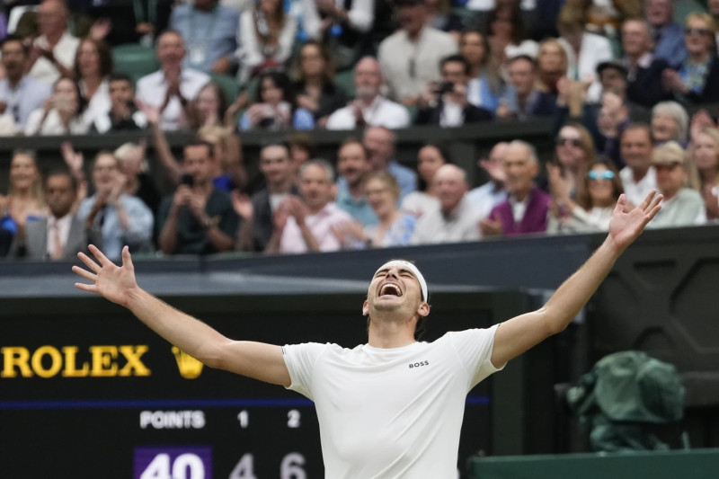 Taylor Fritz celebra luego de su victoria sobre Alexander Zverev en la cuarta ronda del torneo de Wimbledon.