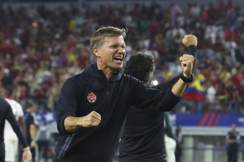 Jesse Marsch, director técnico de Canadá, celebra la victoria sobre Venezuela en los cuartos de final de la Copa América.