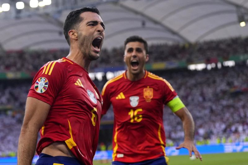 Mikel Meriño, de España, celebra con su compañero Rodri tras anotar el gol de la victoria en los cuartos de final frente a Alemania.