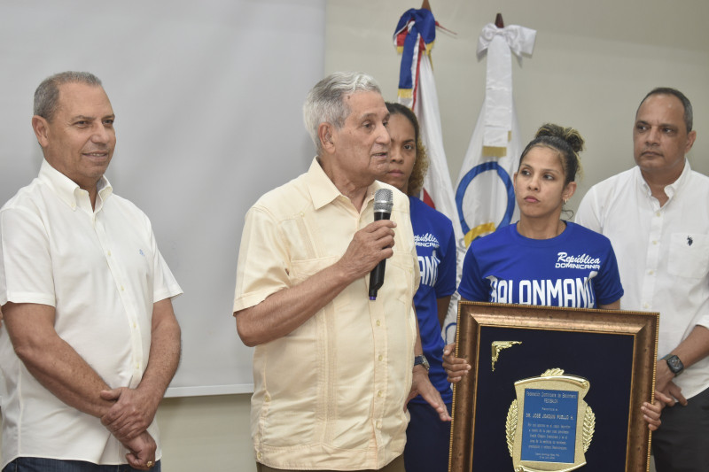 El doctor José Joaquín Puello, al hacer uso de la palabra tras el reconocimiento. Figuran Garibaldy Bautista, Nancy Peña y Miguel Rivera.