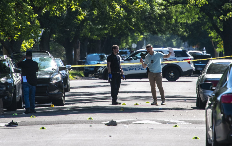 La policía investiga en el lugar del tiroteo en Detroit el 7 de julio del 2024.