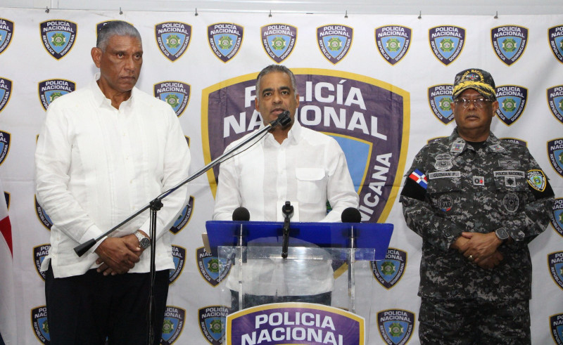 El ministro de Interior y Policía, Jesús Vásquez; el ministro de la Presidencia, Joel Santos y el director de la Policía, mayor general Ramón Guzmán.