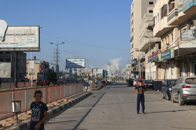 Una imagen tomada desde el campo de refugiados de Al Bureij, en el centro de la Franja de Gaza, muestra humo tras un bombardeo israelí en la zona de Wadi Gaza el 8 de julio de 2024