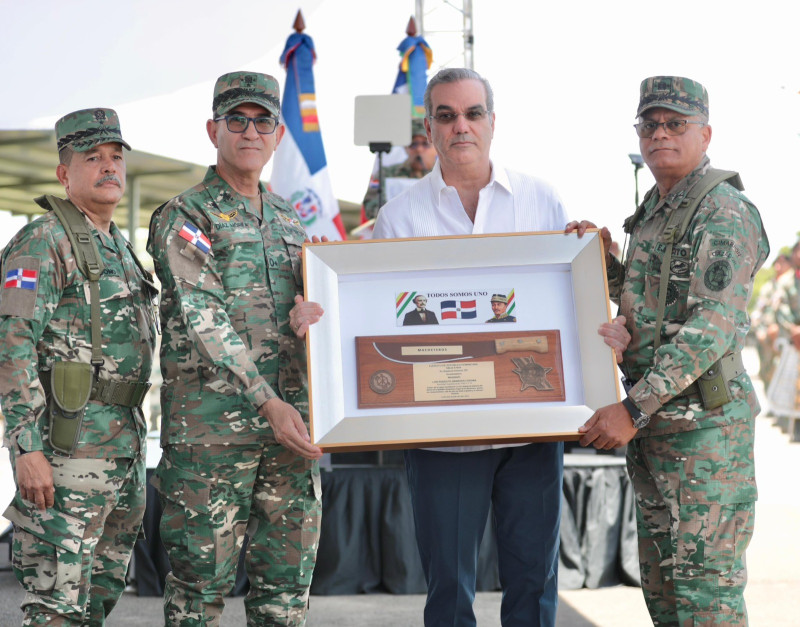 El alto mando militar entrega una placa de reconocimiento al presidente Luis Abinader.