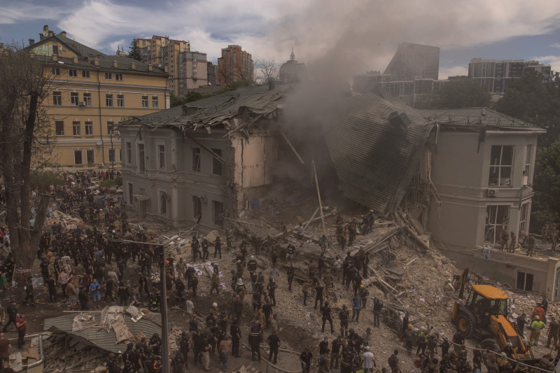 El personal de emergencia y rescate, junto con médicos y otras personas, limpian los escombros del edificio destruido del Hospital Infantil Ohmatdyt tras un ataque con misiles rusos en la capital ucraniana de Kiev el 8 de julio de 2024.