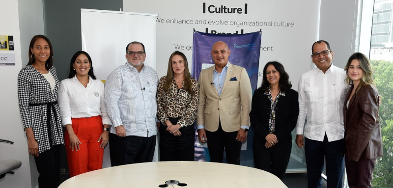 Ailyn Hilario, Paula Martínez, Eduardo Valcárcel, Consuelo Linares, César Asiático, Alina Matos, Fernando Martínez y Paulina Prazmowski.