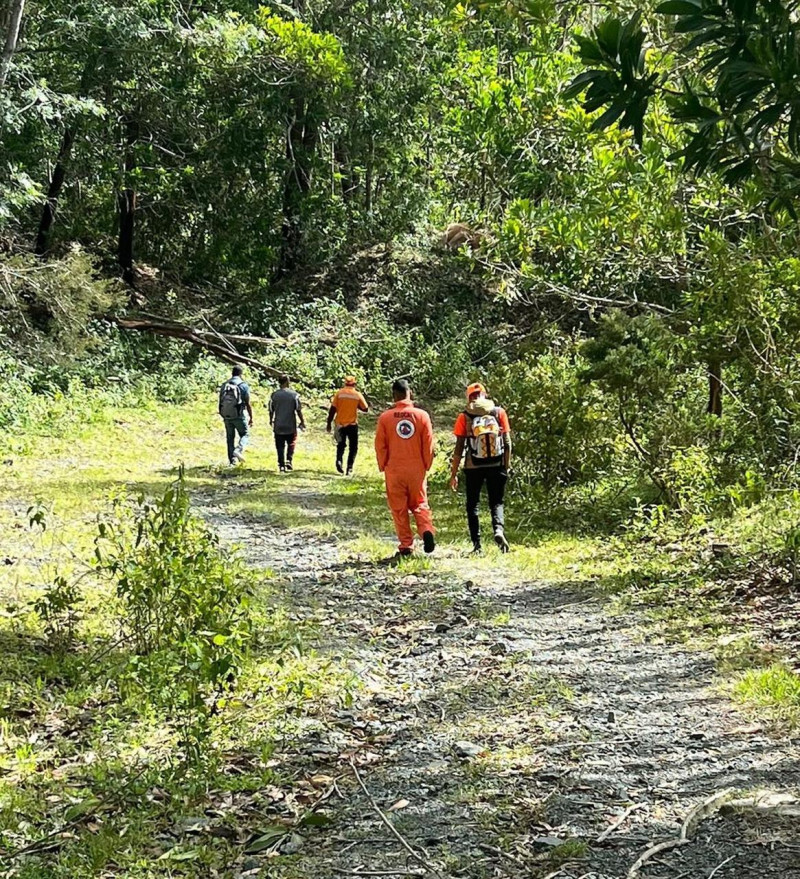 Miembros de la Defensa Civil mientras buscaban a la senderista Trinidad de la Cruz, en Constanza