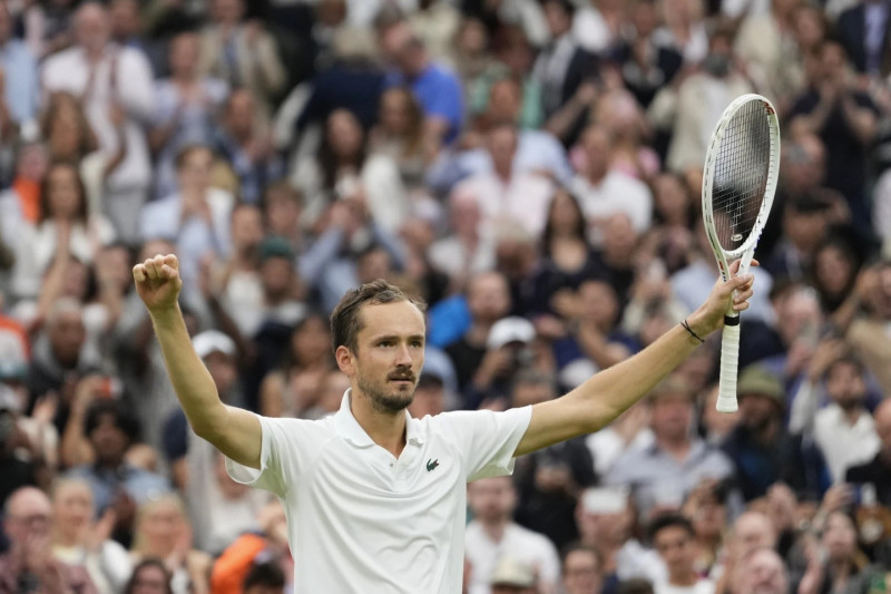 Daniil Medvedev celebra luego de su victoria sobre Jannik Sinner en el torneo de tenis de Wimbledon.