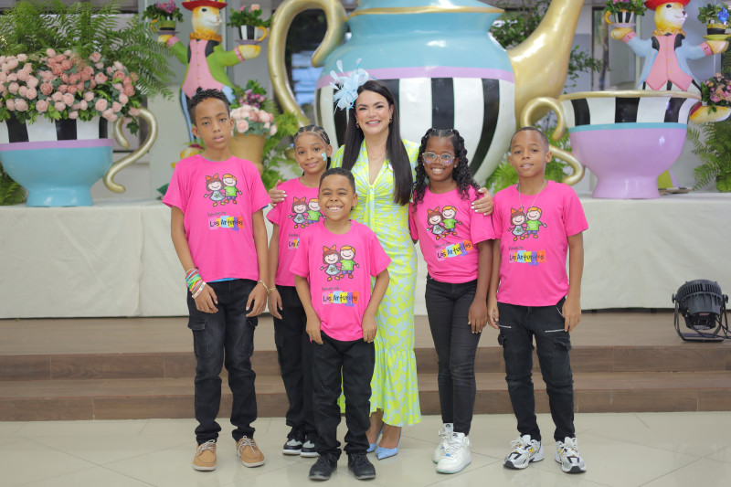 Ircania García junto a un grupo niños beneficiados programas de la Fundación Los Arturitos.