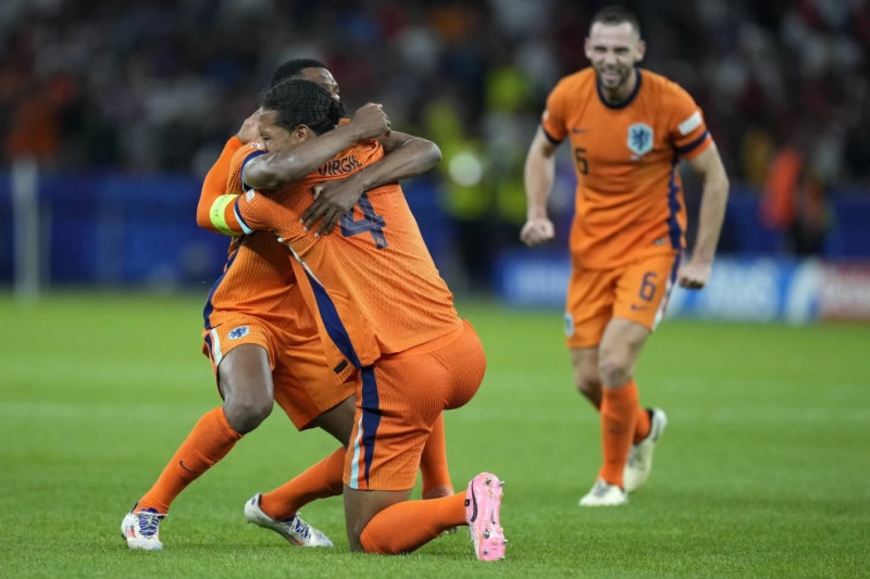 El holandés Virgil van Dijk celebra con sus compañeros tras el encuentro de cuartos de final de la Eurocopa ante Turquía.
