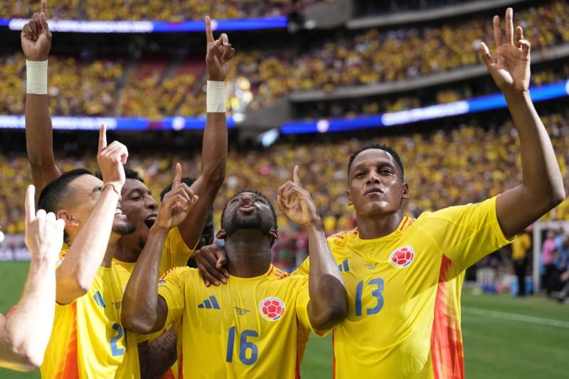 Jefferson Lerma (16) celebra con sus compañeros tras anotar para Colombia en el partido frente a Paraguay en la Copa América.