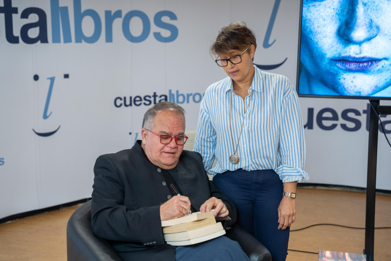 Armando Lucas Correa firma un ejemplar del libro.