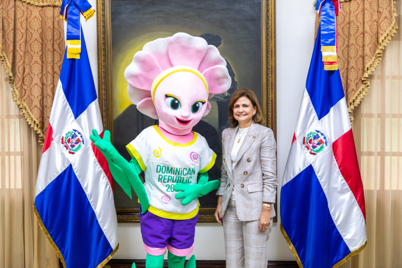 La vicepresidenta de la República, Raquel Peña y Taní,  la mascota oficial de la Copa Mundial de Futbol Femenina Sub-17.