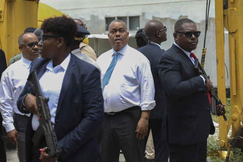 Agentes de seguridad armados escoltan ayer al primer ministro haitiano Garry Conille mientras visita el Hospital General en Puerto Príncipe.