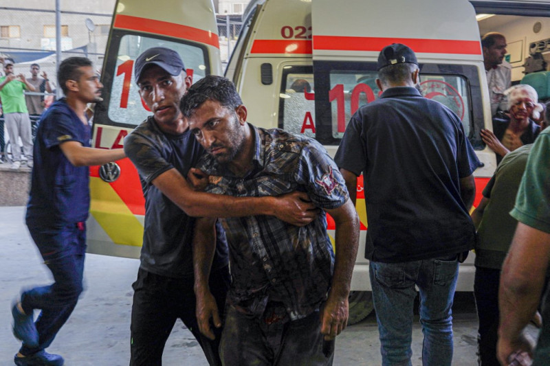 Un hombre herido durante un bombardeo israelí recibe ayuda en el hospital Nassr de Jan Yunis, en el sur de la Franja de Gaza, el 9 de julio de 2024