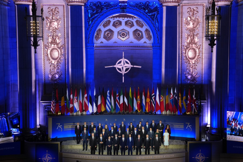 El presidente de Estados Unidos Joe Biden, al centro en la primera fila, posa junto a otros dignatarios antes de su discurso inaugural en el 75to aniversario de la OTAN, 
ayer en Washington.