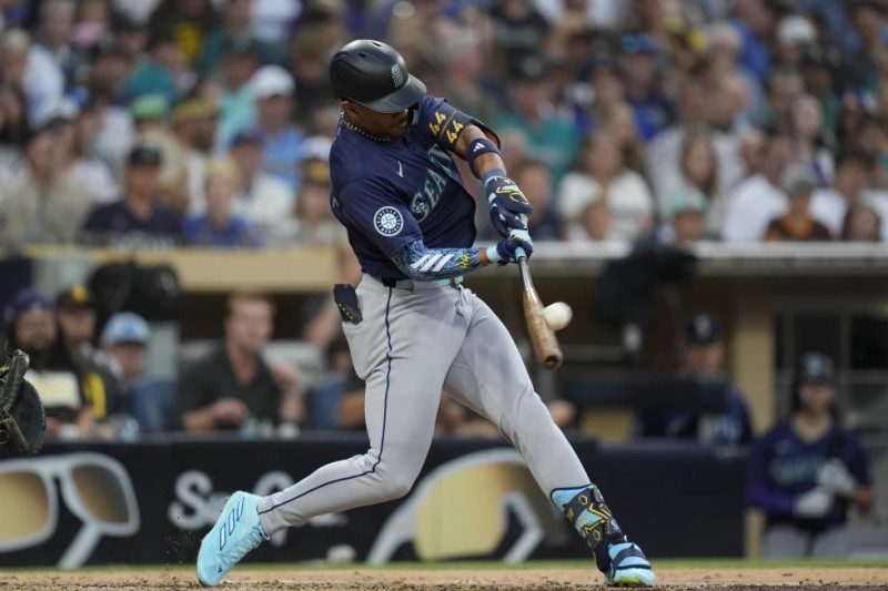 El dominicano Julio Rodríguez, pega un jonrón durante el quinto inning del juego ante los Padres de San Diego.