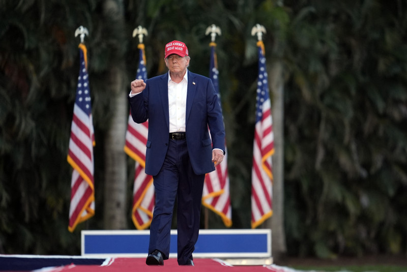 El candidato presidencial republicano, el expresidente Donald Trump, llega a un mitin de campaña en Trump National Doral Miami, el martes 9 de julio de 2024, en Doral, Florida.