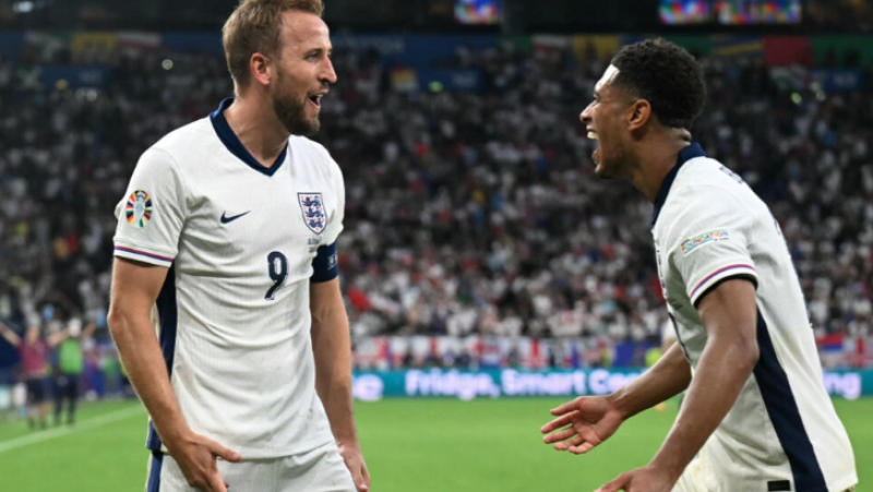 Harry Kane (izquierda) y Jude Bellingham (derecha) festejan el tanto del primero en la victoria de Inglaterra sobre Eslovaquia en octavos de final de la Eurocopa.