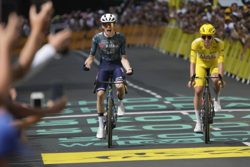 Jonas Vingegaard celebra al cruzar la meta frente a Tadej Pogacar para ganar la 11ma etapa del Tour de Francia entre Evaux-les-Bains y Le Lorian, Francia.