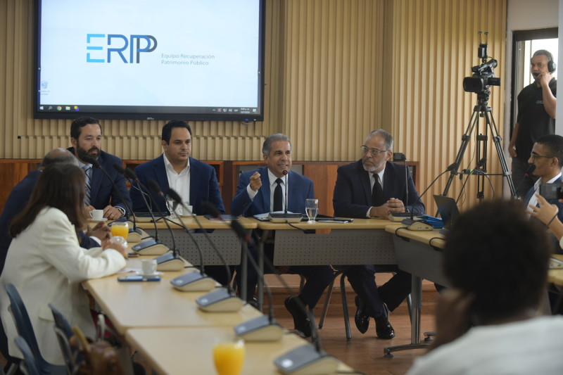 Jorge Luis Polanco y el Equipo de abogados durante el conversatorio en Unicaribe.