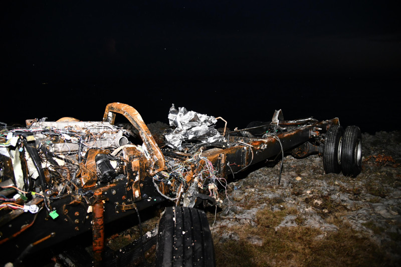 Restos del camión que cayó al mar Caribe