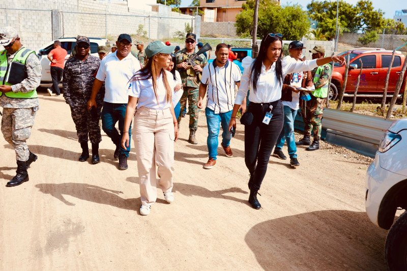 Personal del Ministerio de Medio Ambiente notificaron ayer a personas y empresas que invaden las Dunas de Las Calderas que tienen que desalojar y reparar los daños.