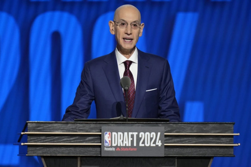 El comisionado de la NBA Adam Silver inicia el draft el pasado 6 de julio del 2024.